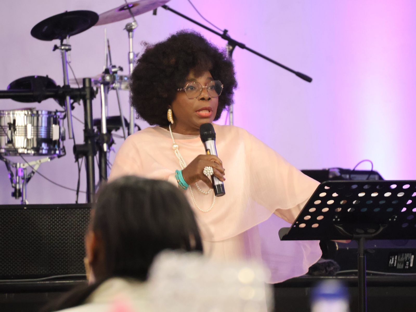 Maguy Tsopedor au micro lors d'une conférence