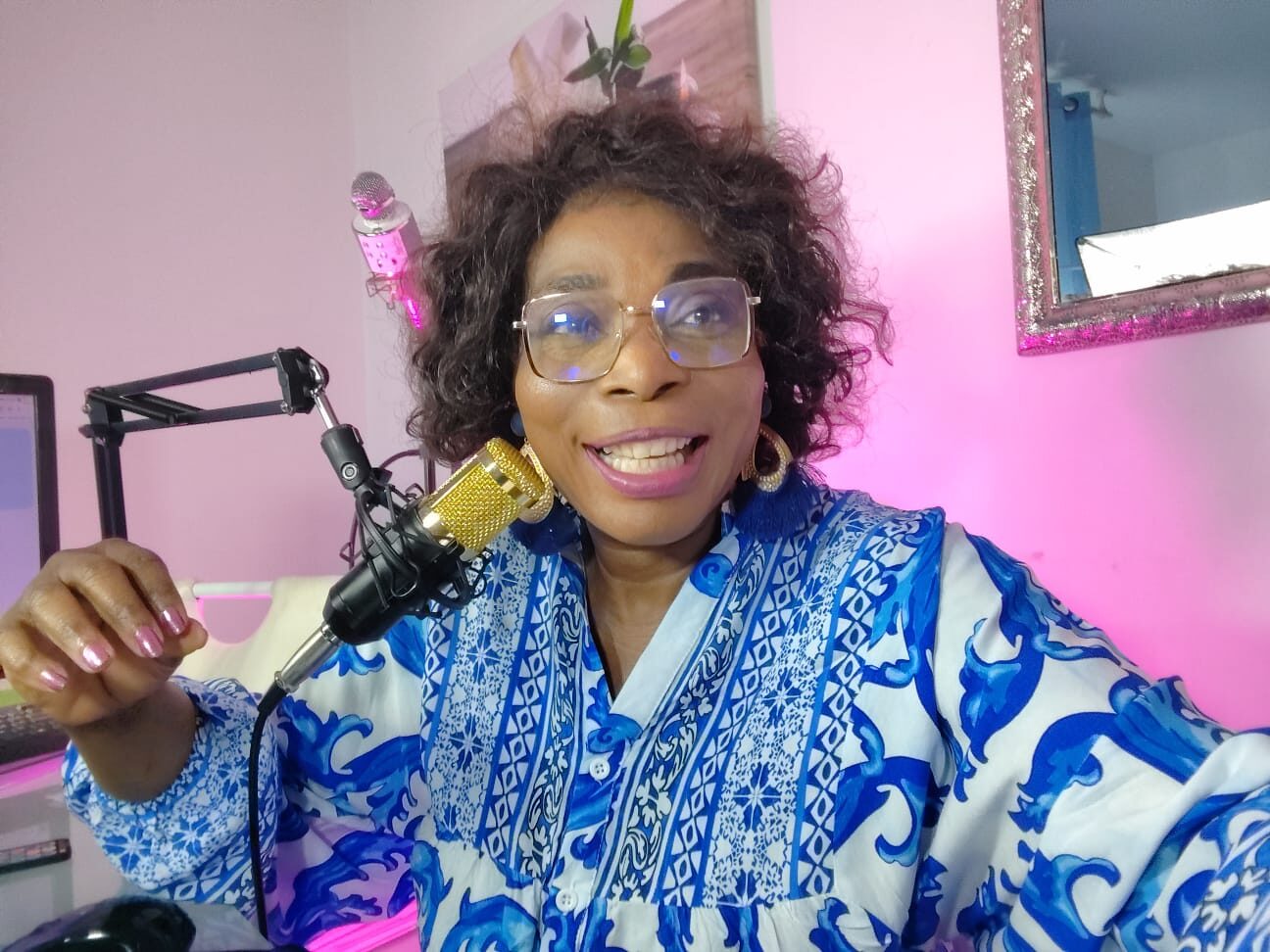 Maguy Tsopedor en studio, enregistrement de contenus et de témoignages